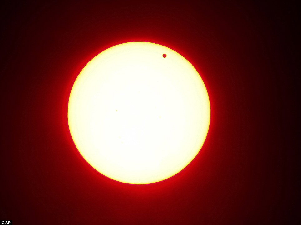 Venus passerer forbi Solen